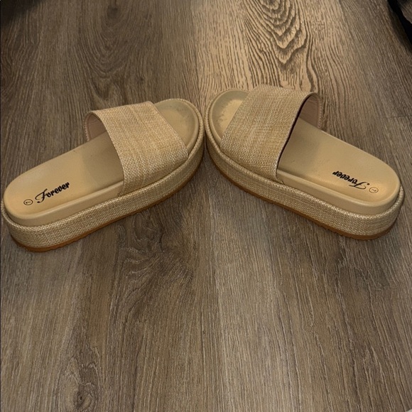 Boutique Beige Slide Sandals- size 7 - Picture 4 of 4